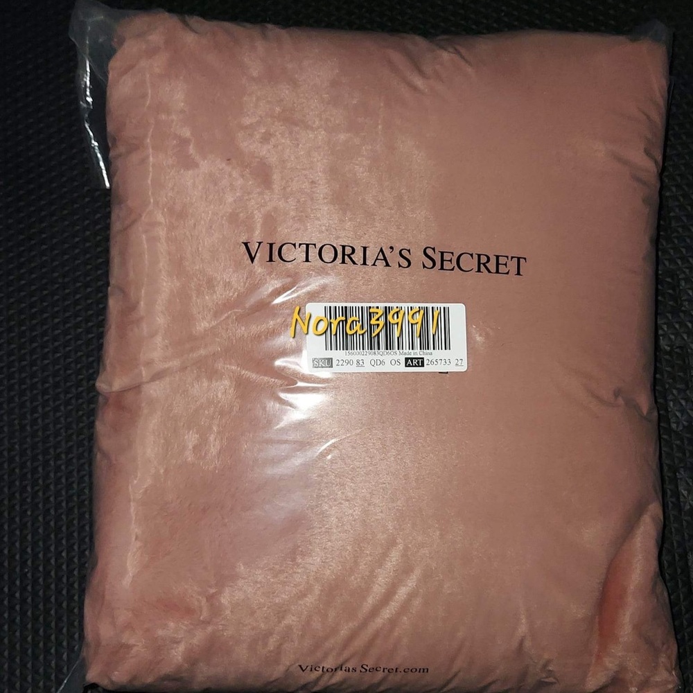 Victoria Secret Faux Fur Blanket NIP - Picture 4 of 6